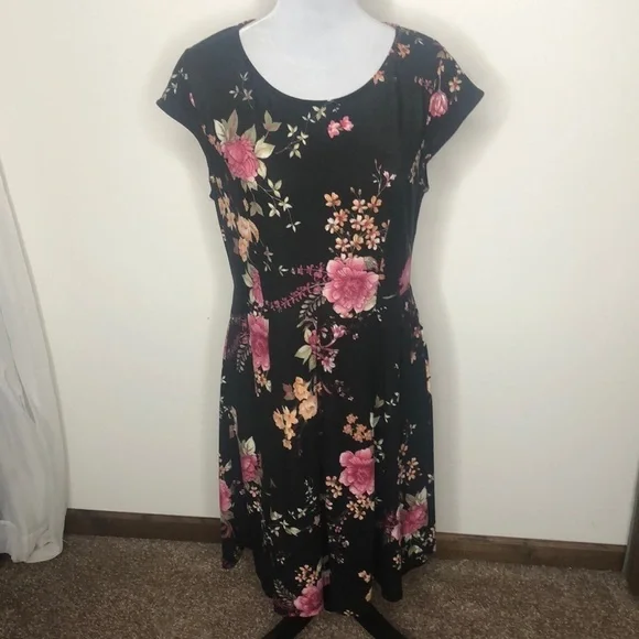 Kaileigh black floral short sleeve midi dress size medium - Picture 1 of 13
